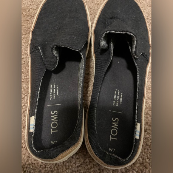 Tom’s black womens size 7 slides. - Picture 2 of 3